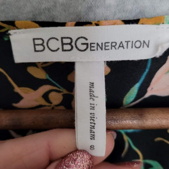 BCBG Generation Floral Print Blouse Womens Size S Ruffle V-Neck Tie Flowy - Picture 3 of 8